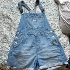 Levi VINTAGE WOMEN'S SHORTALLS in the field light wash
